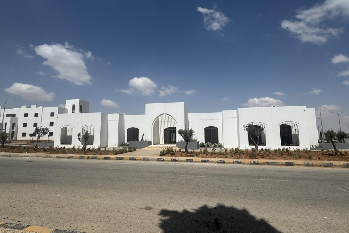 20304 Complex housing 18 buildings 