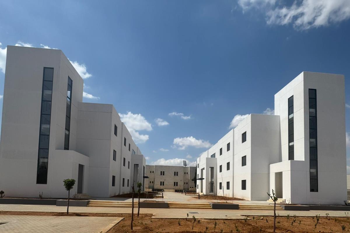 20332 Complex housing 18 buildings 